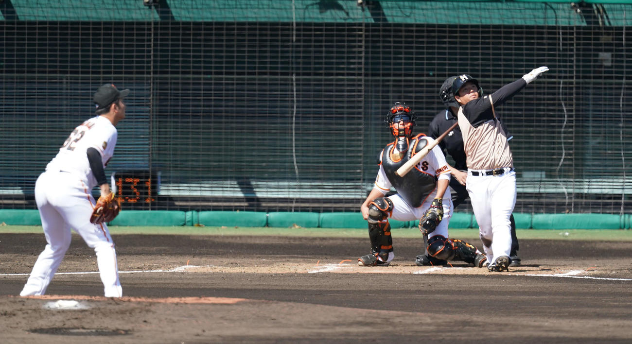巨人対日本ハム　2回表日本ハム1死一塁、先制の左越え2点本塁打を放つ横尾。投手横川（撮影・鈴木みどり）