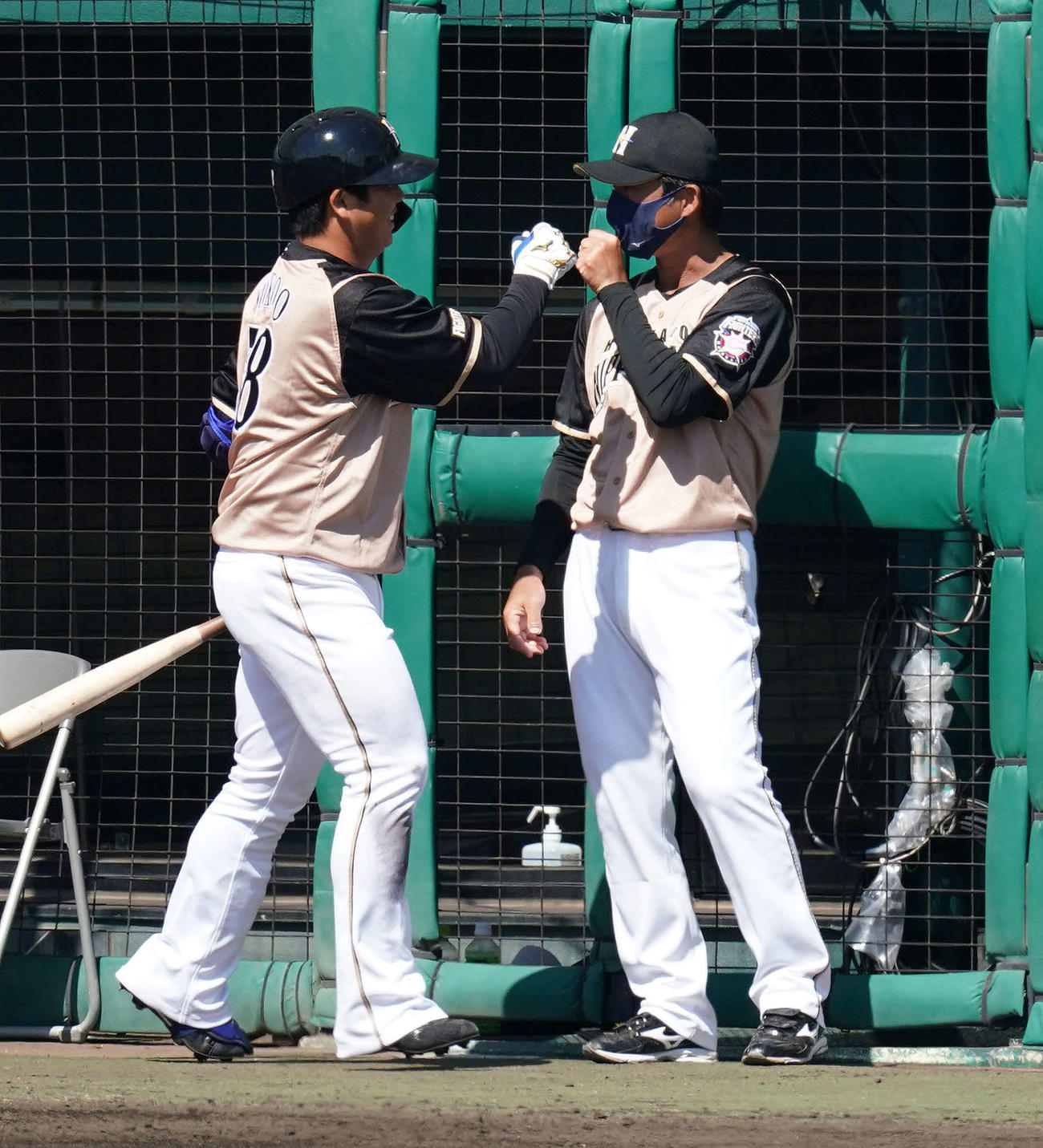 巨人対日本ハム　2回表日本ハム1死一塁、先制の左越え2点本塁打を放った横尾（左）は小笠原ヘッドコーチとグータッチ（撮影・鈴木みどり）