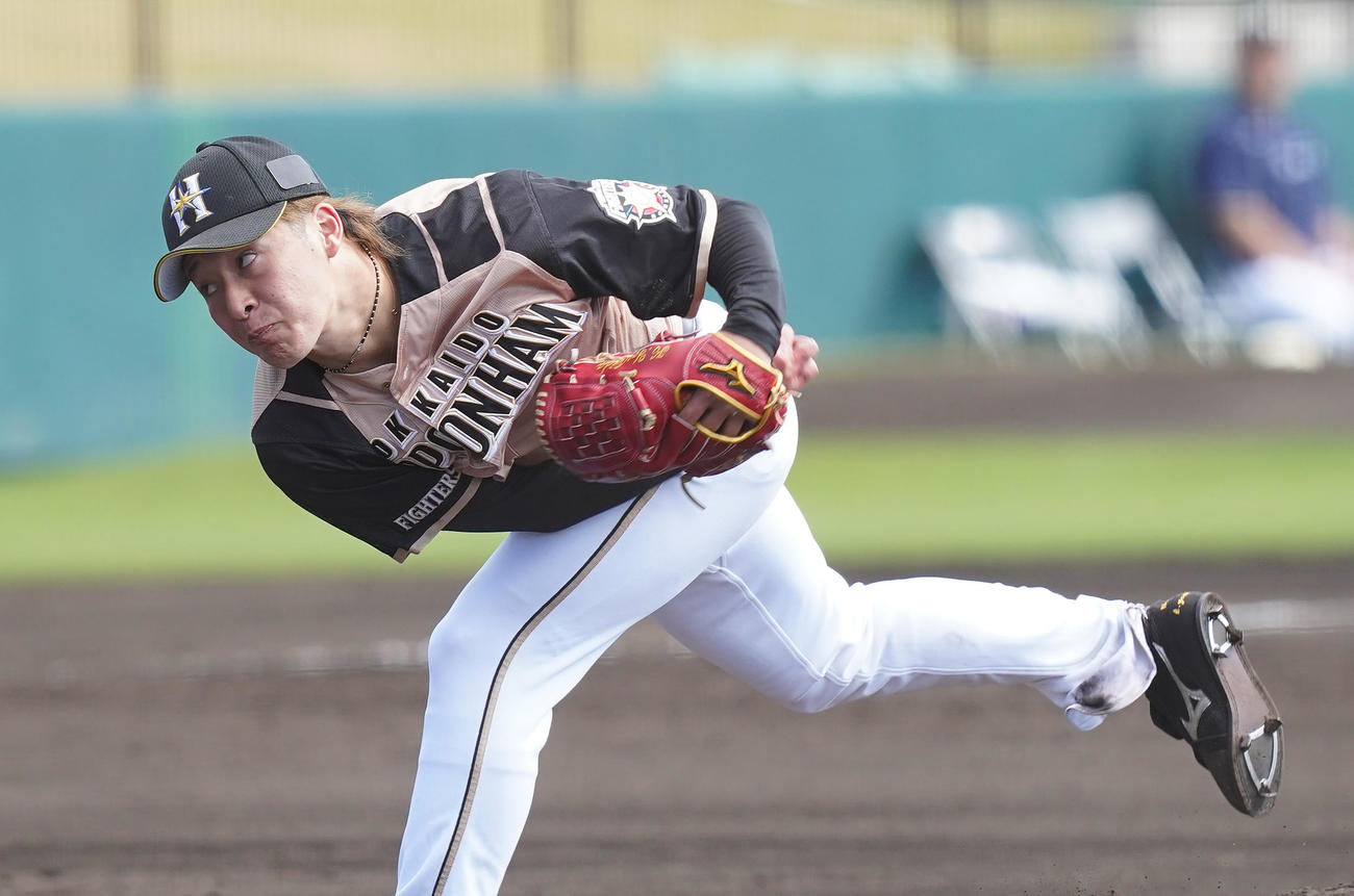 楽天との練習試合に先発し、力投する日本ハム吉田（撮影・菅敏）