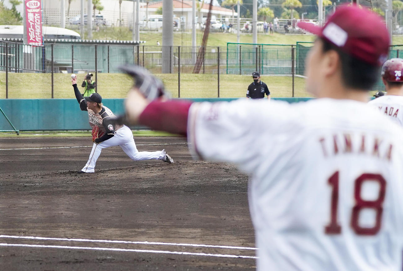 楽天との練習試合に先発し、田中将（右）を横目に力投する日本ハム吉田（撮影・菅敏）