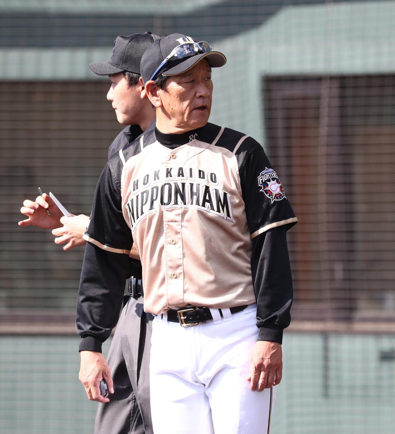 練習試合　楽天対日本ハム　選手交代を告げる栗山監督（撮影・黒川智章）