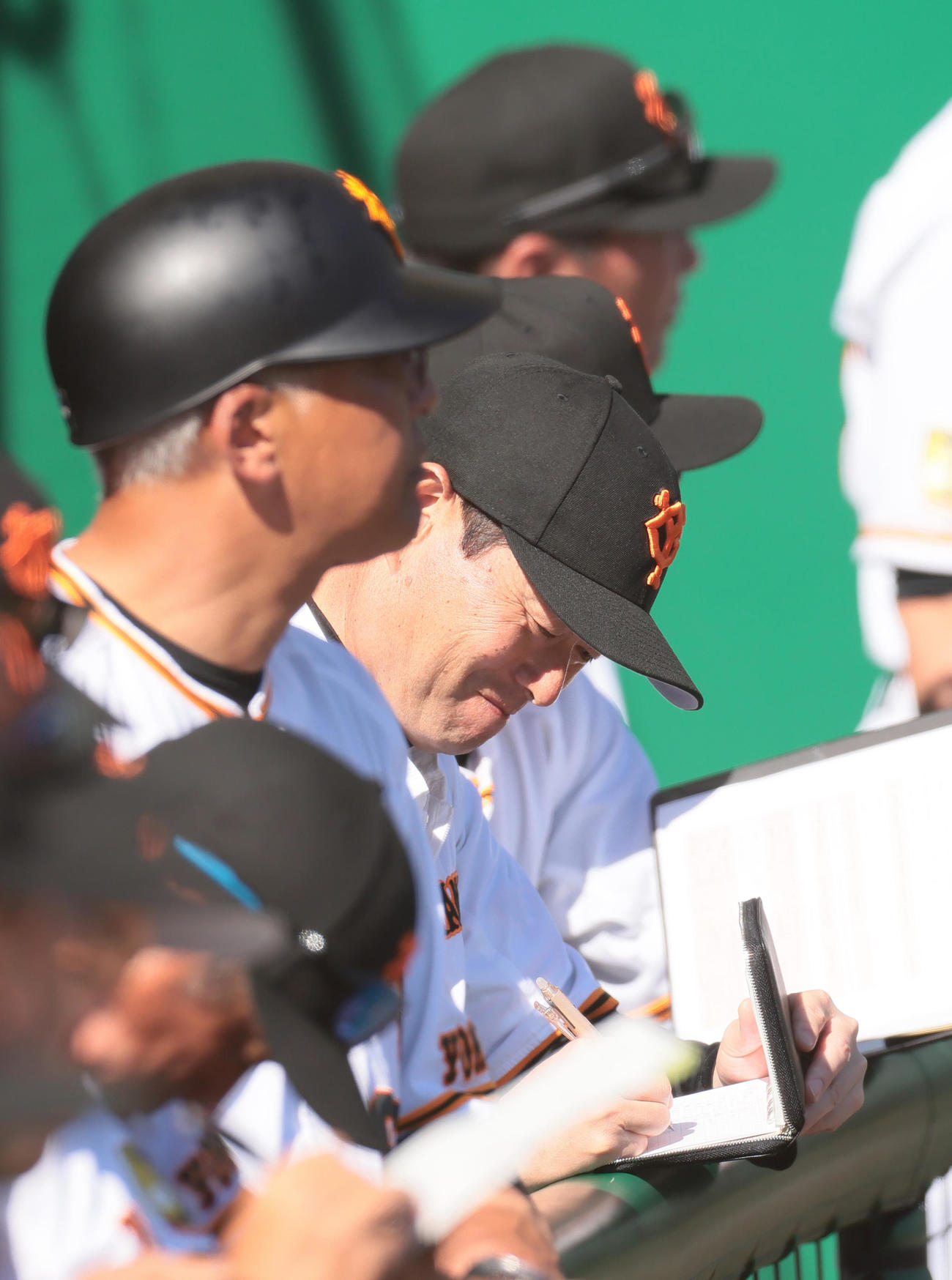 巨人対日本ハム　試合中、ベンチでメモを取る巨人桑田投手チーフコーチ補佐（中央）（撮影・足立雅史）