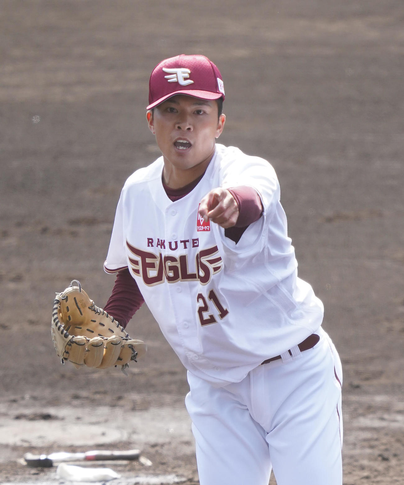 日本ハムとの練習試合に初登板し指さす楽天早川（撮影・菅敏）