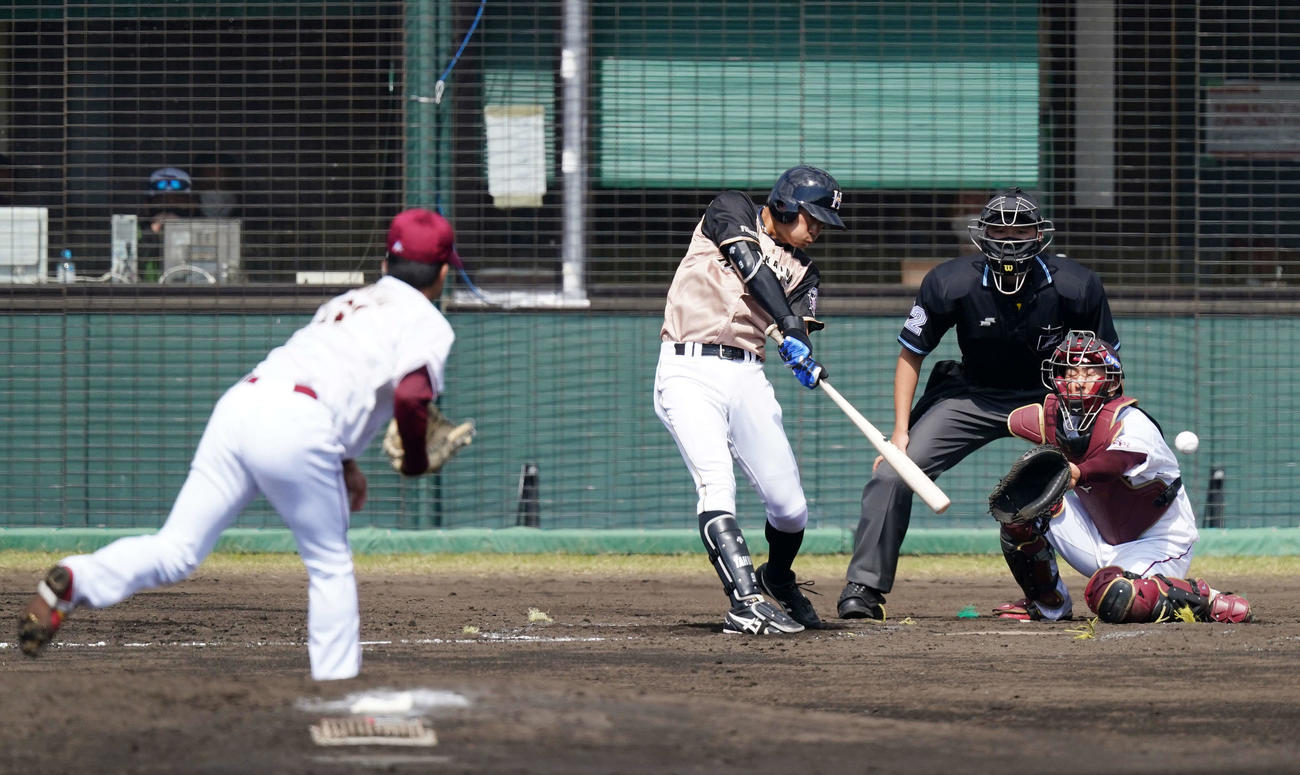 3回表日本ハム無死、三直に倒れる中島。投手早川（撮影・江口和貴）