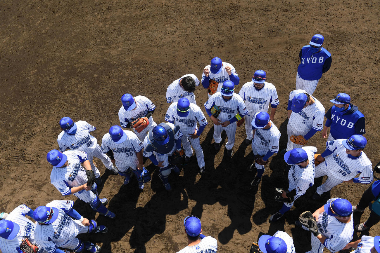 DeNA対ロッテ　試合前、円陣を組むDeNAナイン（撮影・横山健太）
