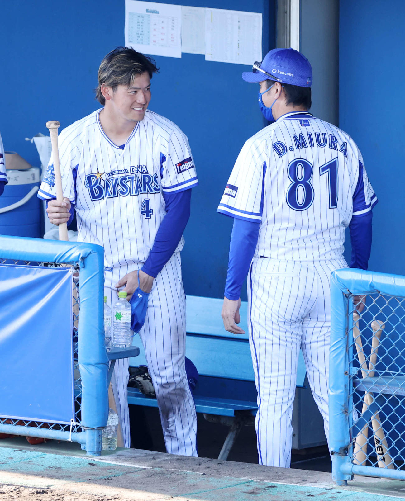 DeNA対ロッテ　試合後、三浦監督（右）と話すDeNA伊藤裕（撮影・鈴木正人）