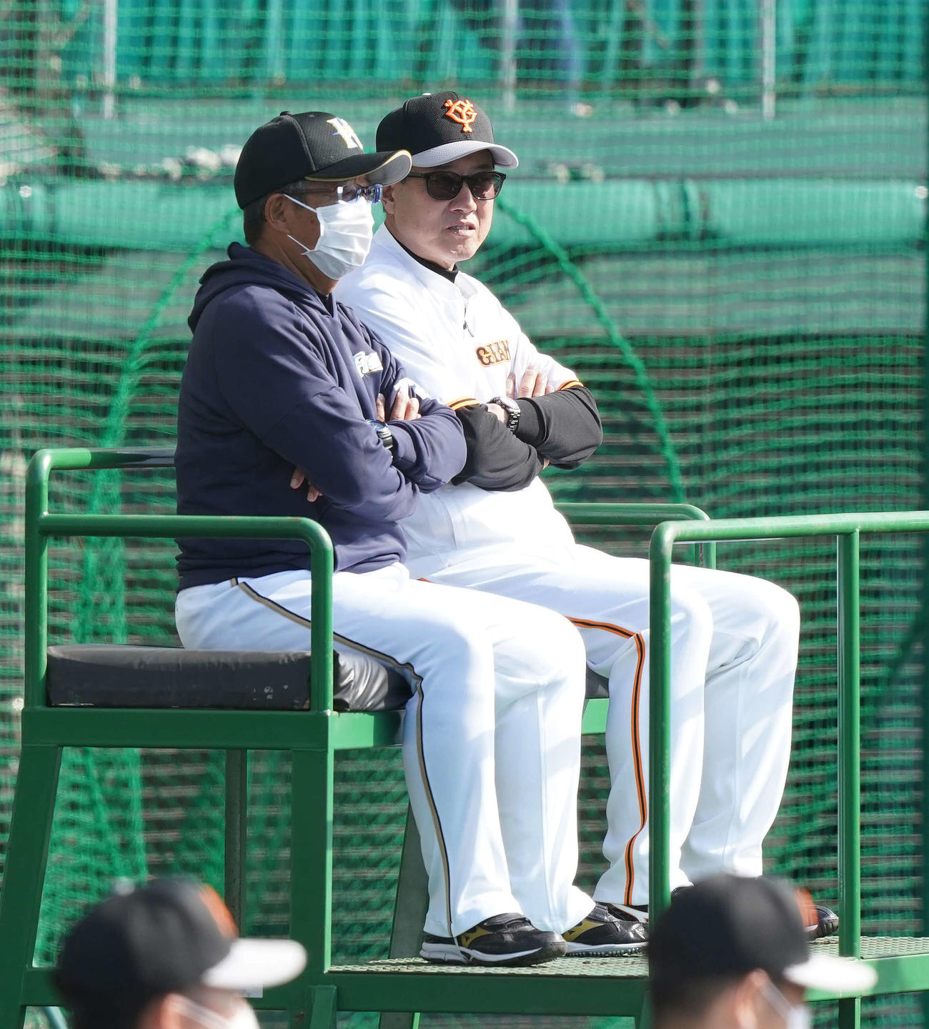 練習試合前、談笑する巨人原監督（右）と日本ハム原田2軍監督（撮影・鈴木みどり）