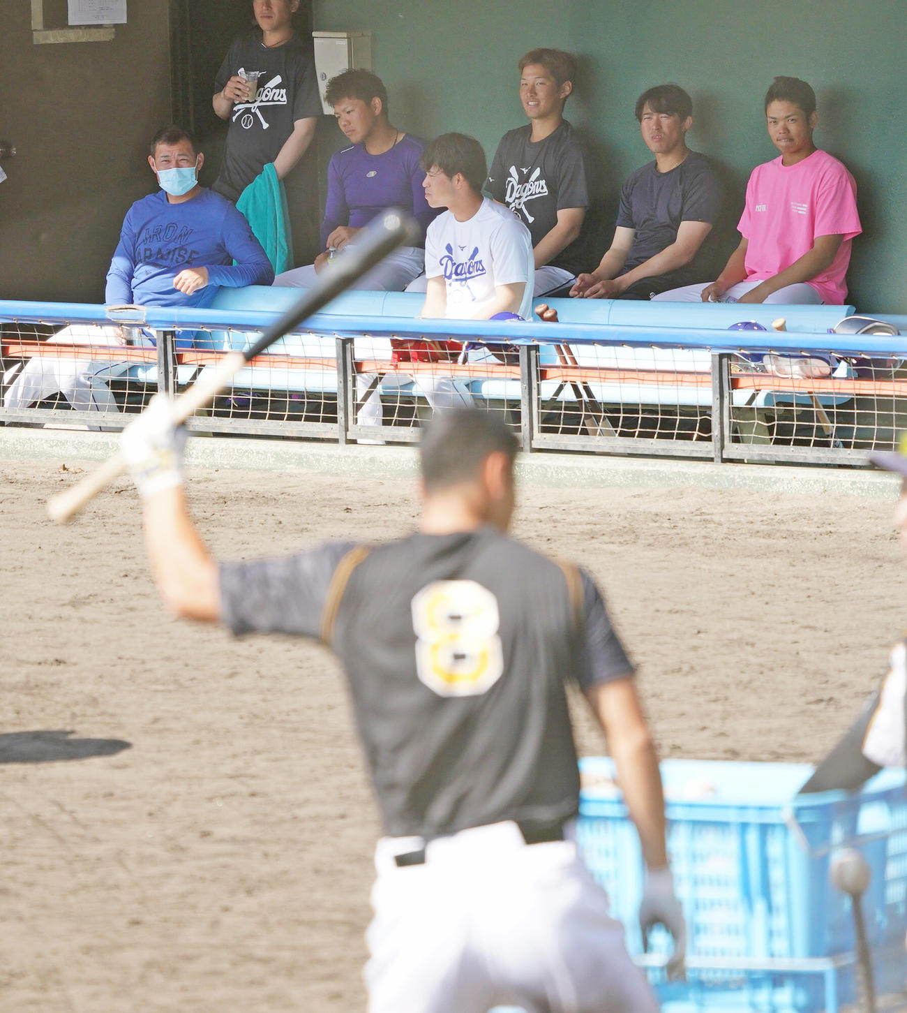 中日対阪神　佐藤輝（手前）の打撃練習をみる福留（左）（撮影・清水貴仁）