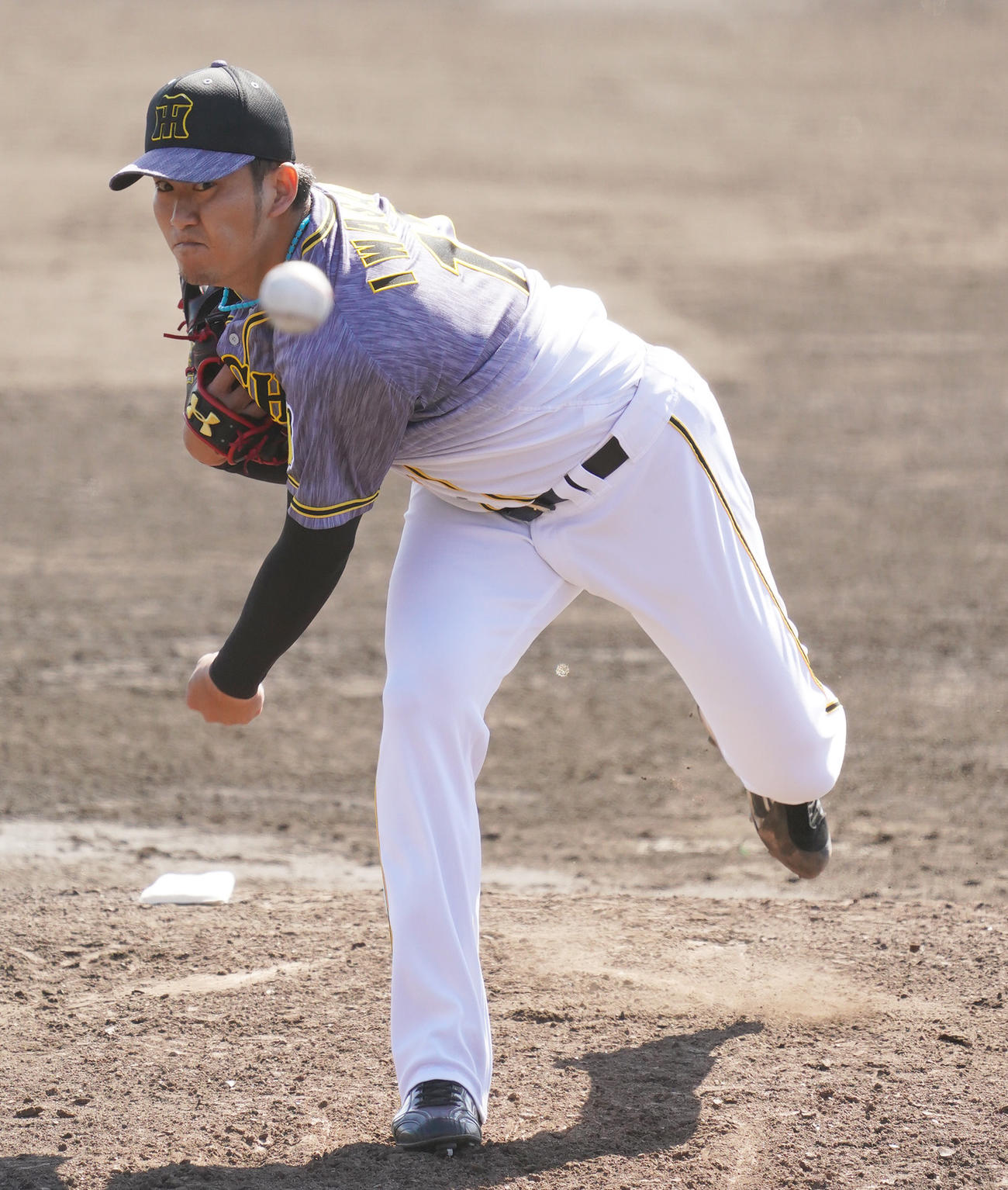 中日対阪神　5回に登板する岩貞（撮影・清水貴仁）