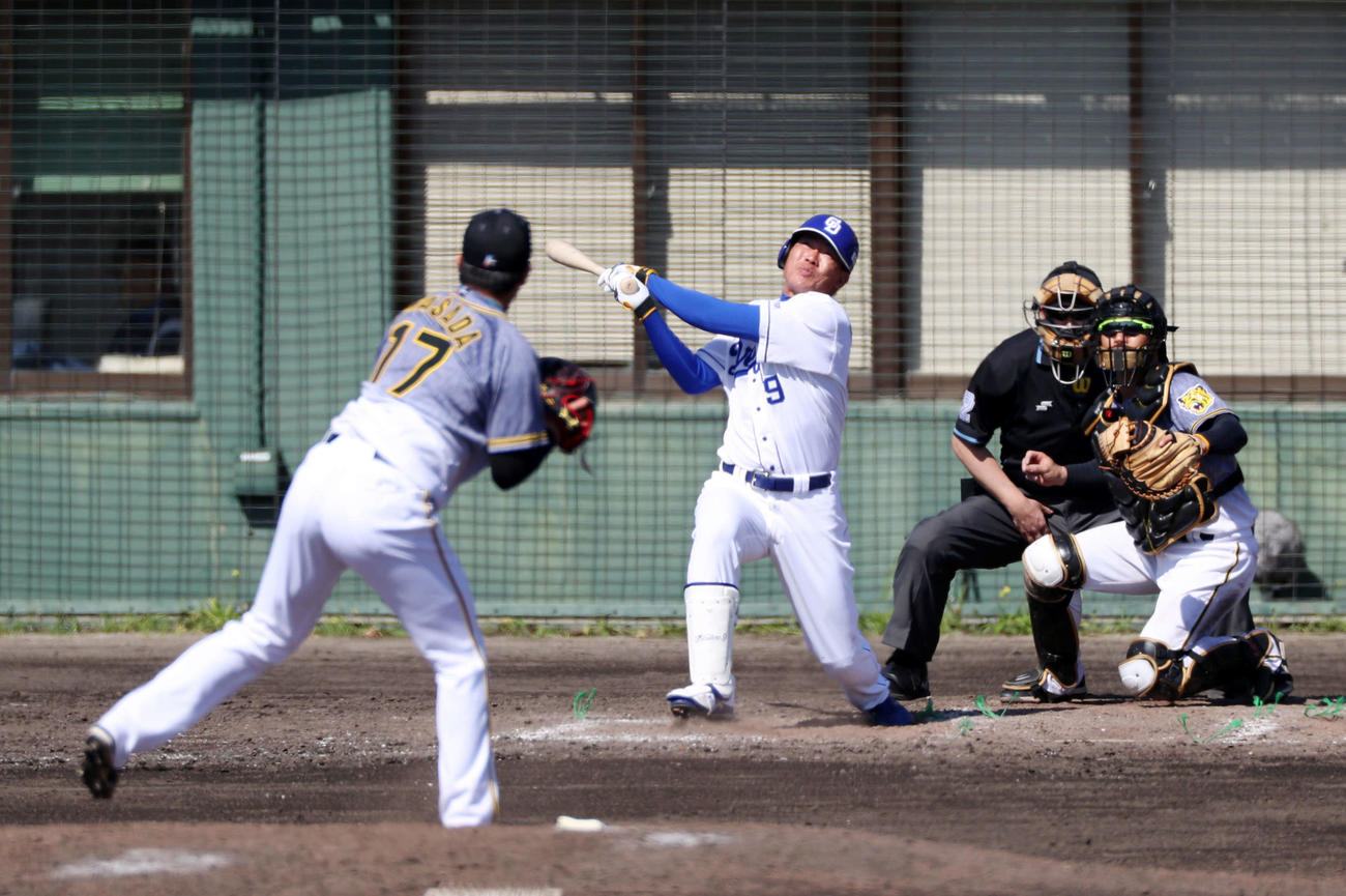 中日対阪神　5回裏中日1死一、三塁、福留は右犠飛を放つ、投手は岩貞（撮影・加藤哉）
