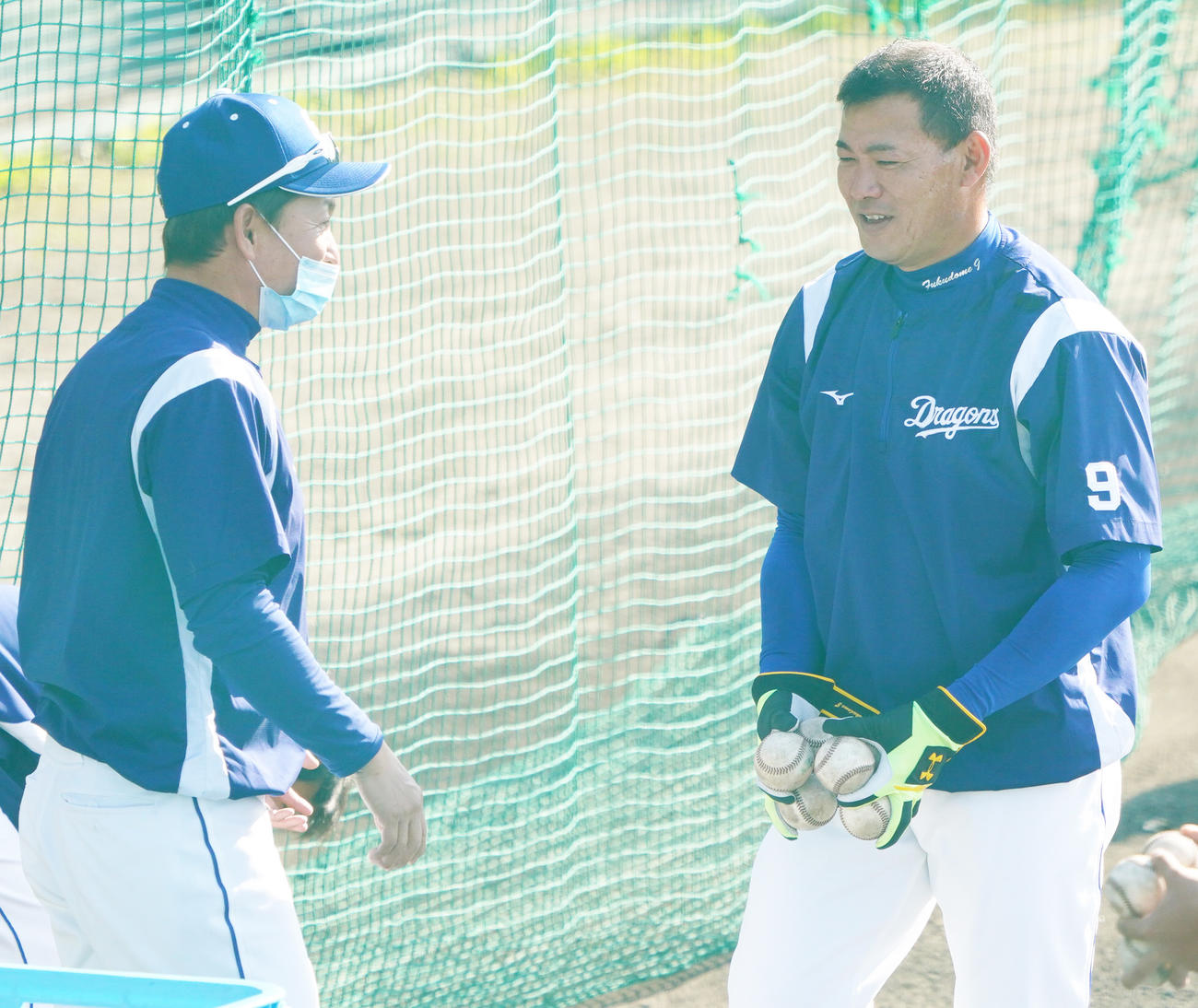 練習試合　中日対阪神　打撃練習で立浪和義臨時コーチ（左）と話す福留孝介（撮影・清水貴仁）