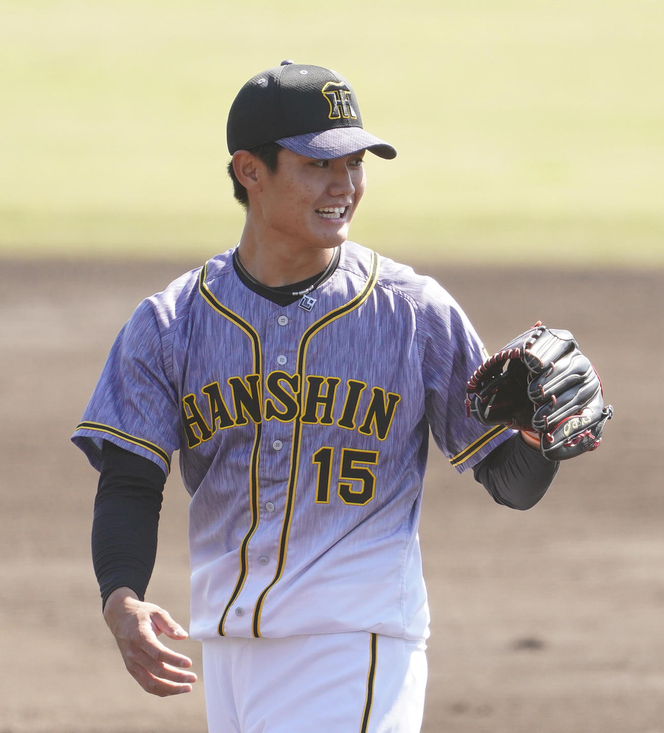 中日対阪神　4回裏中日2死、滝野要の打球を好捕した一塁手陽川尚将とタッチを交わす西純矢（撮影・清水貴仁）
