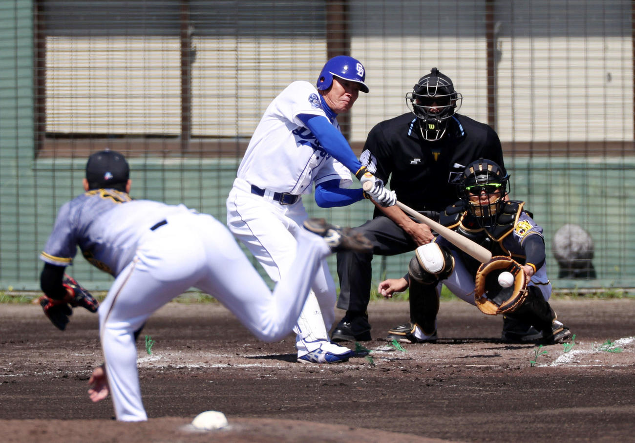 中日対阪神　1回裏中日1死一塁、福留は四球を選んで出塁、左は西純（撮影・加藤哉）