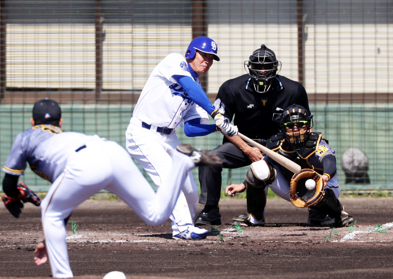 1回裏中日1死一塁、福留はきわどいコースにもバットを止め四球を選ぶ（撮影・加藤哉）