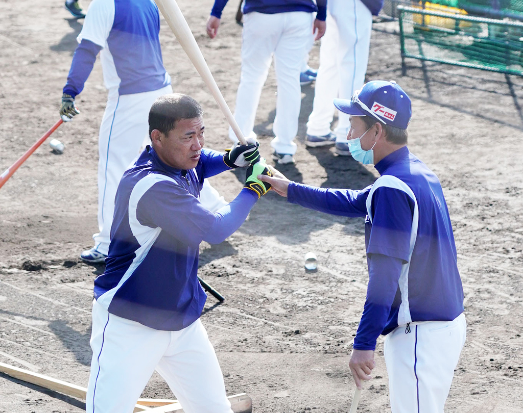 試合前に立浪臨時コーチ（右）からアドバイスを受ける福留（撮影・森本幸一）