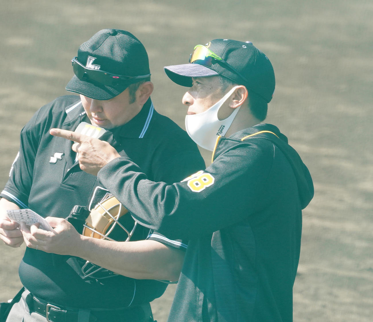 練習試合　中日対阪神　6回、選手交代を告げる矢野監督（撮影・清水貴仁）