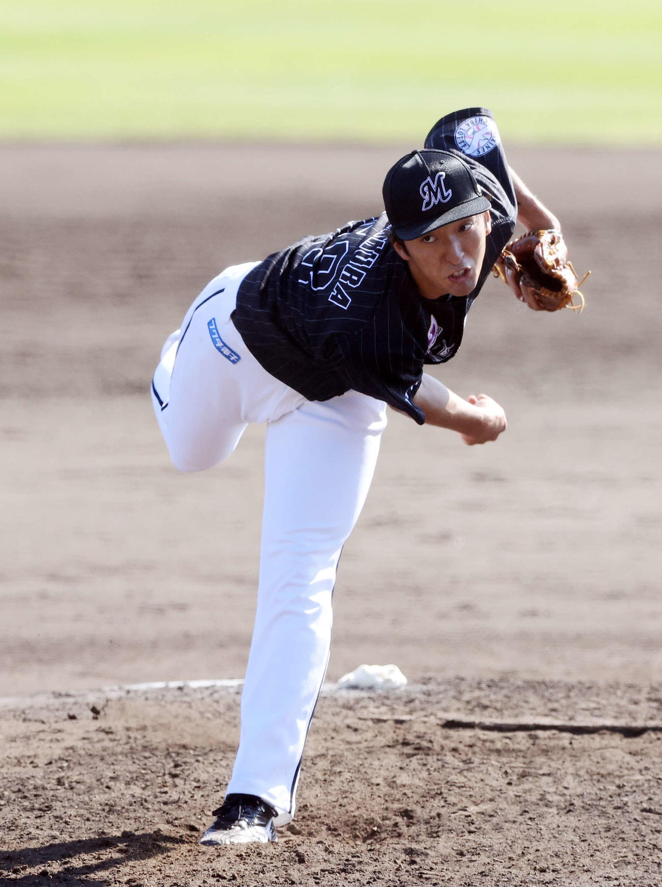 DeNA対ロッテ　3番手で力投するロッテ河村（撮影・鈴木正人）