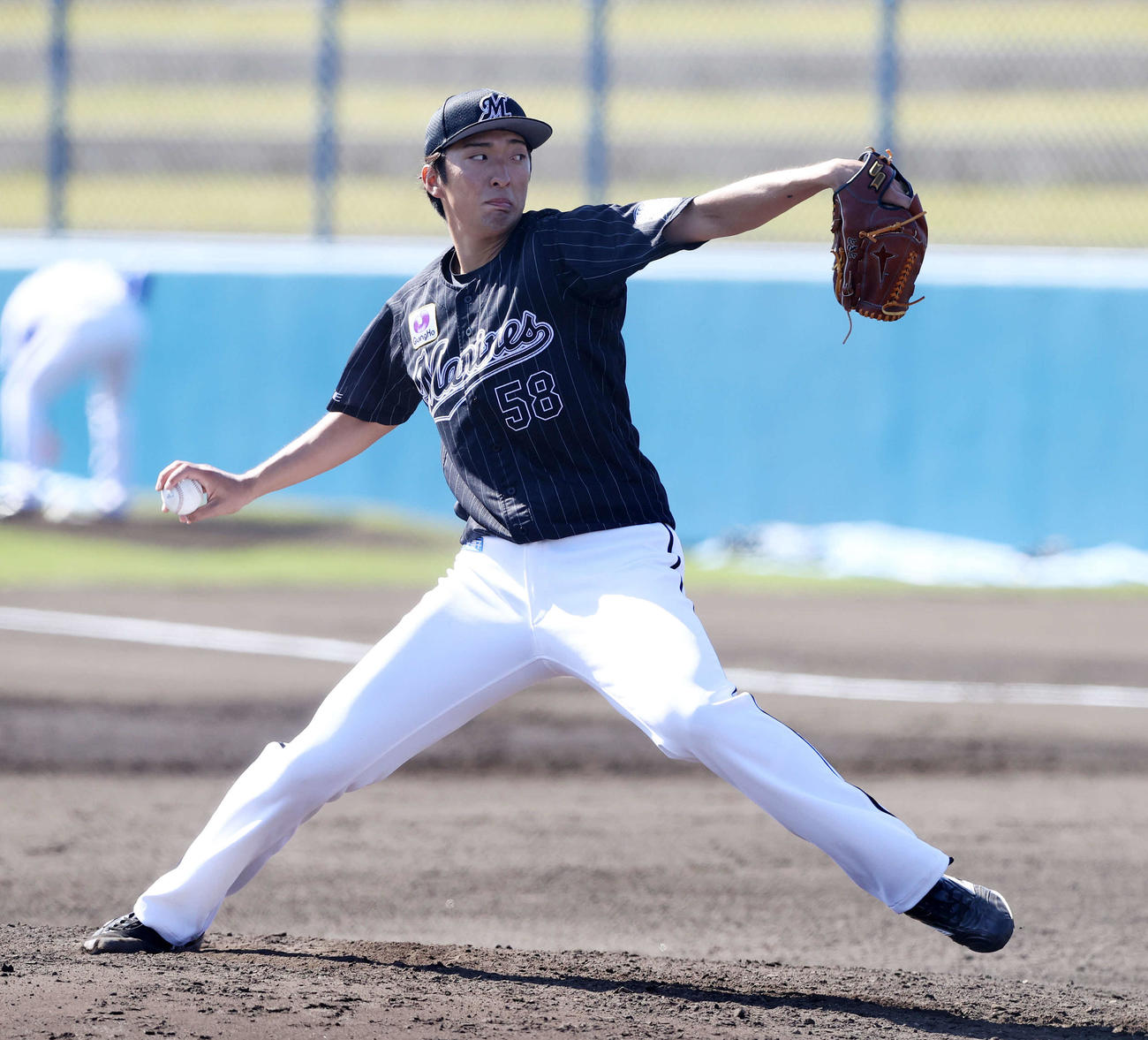 DeNA対ロッテ　3番手で力投するロッテ河村（撮影・鈴木正人）