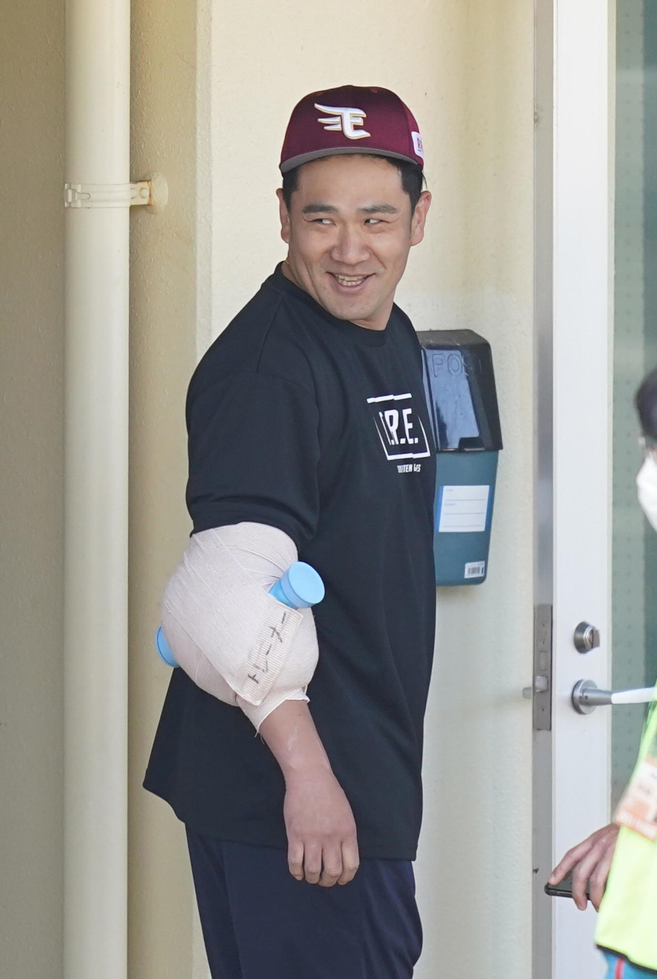 日本ハムとの練習試合で国内復帰した楽天田中将は、会見を終え笑顔で引き揚げる（撮影・菅敏）