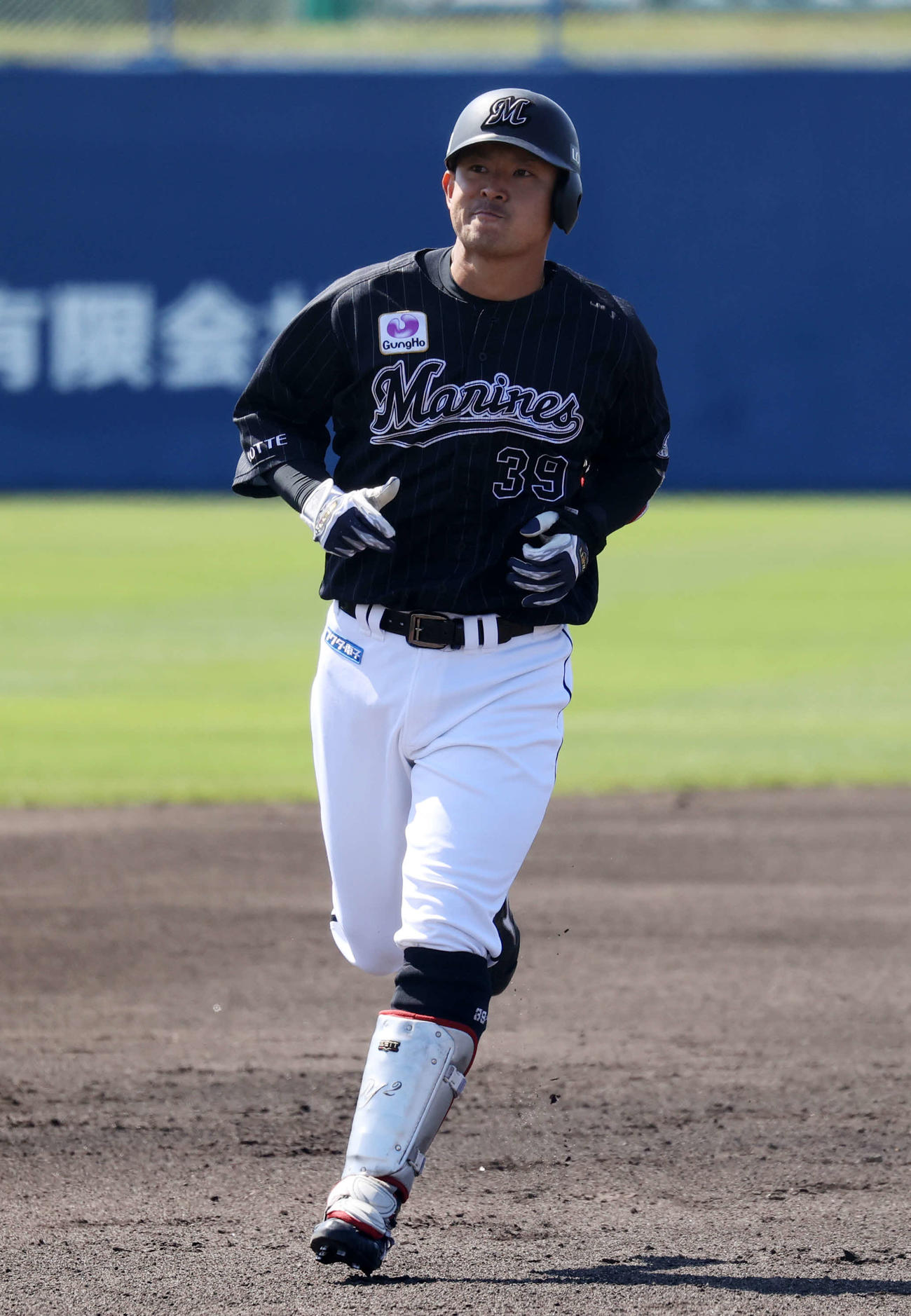 DeNA対ロッテ　2回表1死一塁、吉田は左越え本塁打を放つ（撮影・鈴木正人）