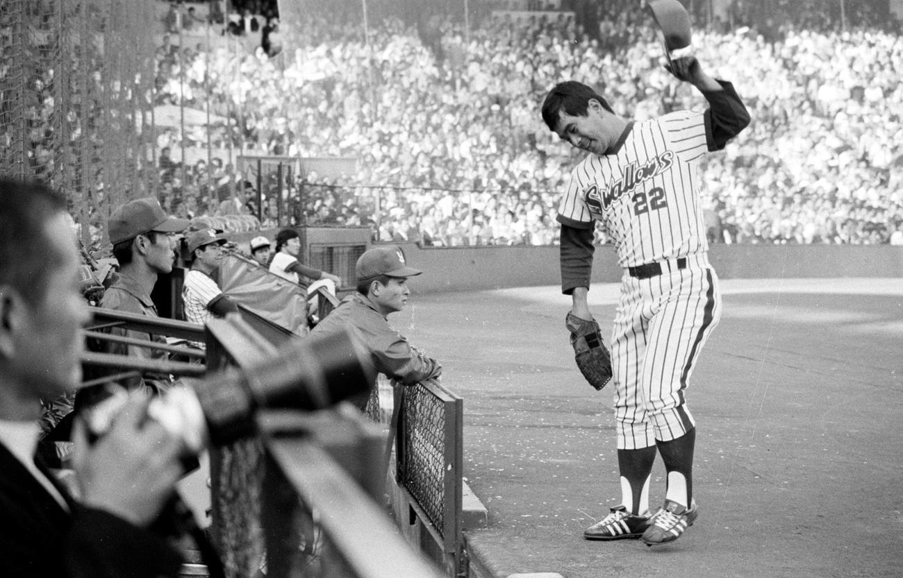 日本シリーズ第1戦　ヤクルト対阪急　降板したヤクルト安田猛さんはベンチ前で帽子を叩きつけて悔しがる（1978年10月14日撮影）