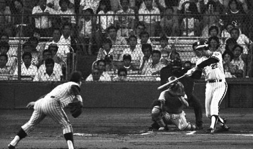 本塁打を放つ田淵幸一。投手安田猛さん（1977年撮影）