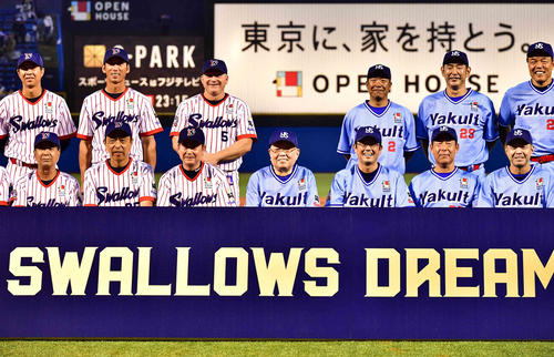 ヤクルト球団設立50周年記念OB戦前の記念撮影に臨む、前列左から安田猛氏、小川淳司監督、若松勉氏、野村克也元監督、古田敦也ヘッドコーチ、中西親志スカウト、大野雄次氏。後列左から林昌勇氏、福地寿樹巡回コーチ、アーロン・ガイエル氏、飯田哲也コーチ、西村龍次氏、内藤尚行氏（2019年7月11日撮影）