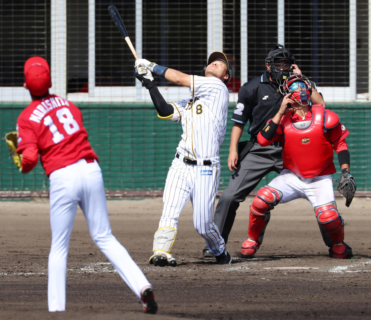 阪神対広島　3回裏阪神2死一塁、佐藤輝は二飛失を放つ、左は森下（撮影・加藤哉）
