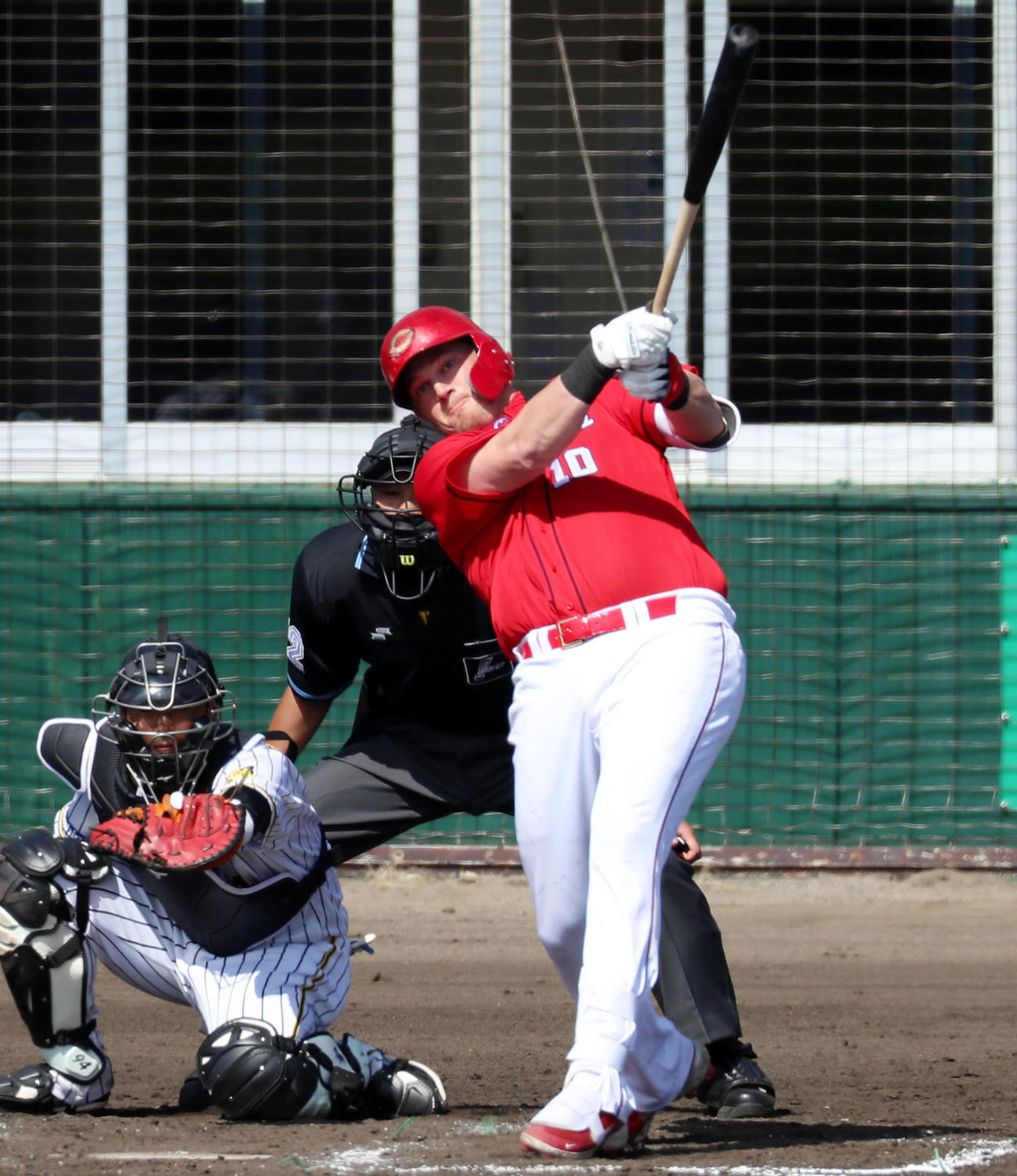 阪神対広島　4回表広島1死、クロンは中越え二塁打を放つ（撮影・加藤哉）