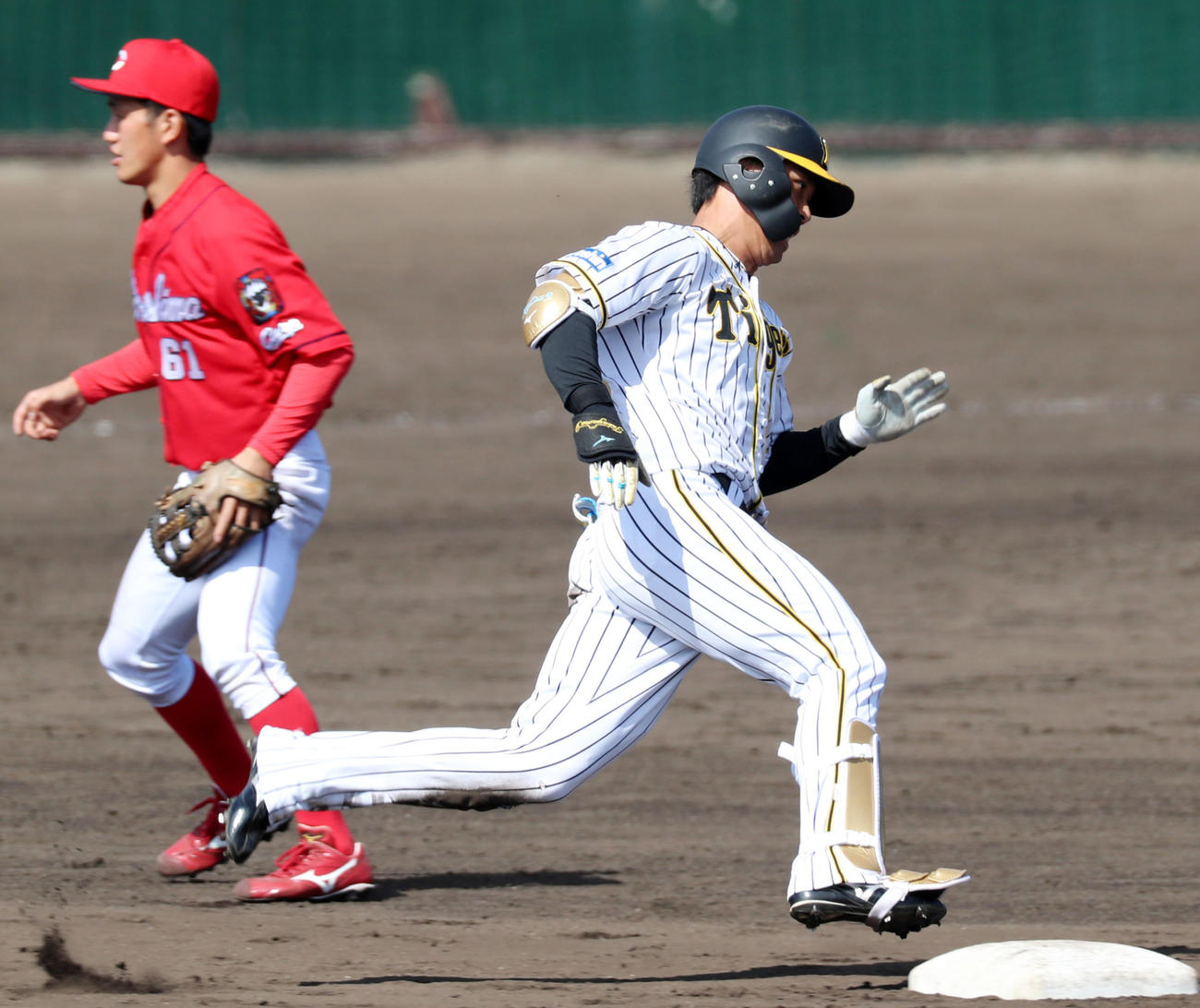 阪神対広島　4回裏阪神1死、高山は右線に三塁打を放つ（撮影・加藤哉）