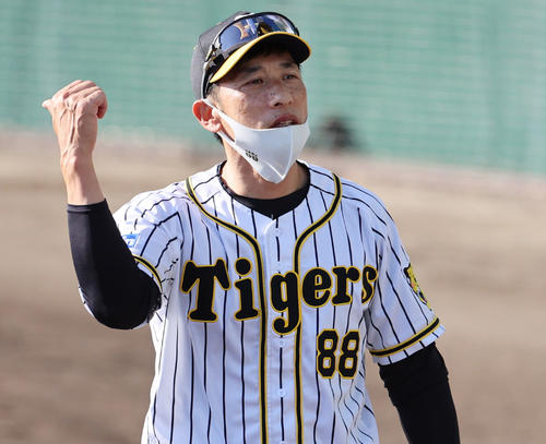 阪神対広島　練習試合を終え選手に話しかける矢野耀大監督（撮影・清水貴仁）