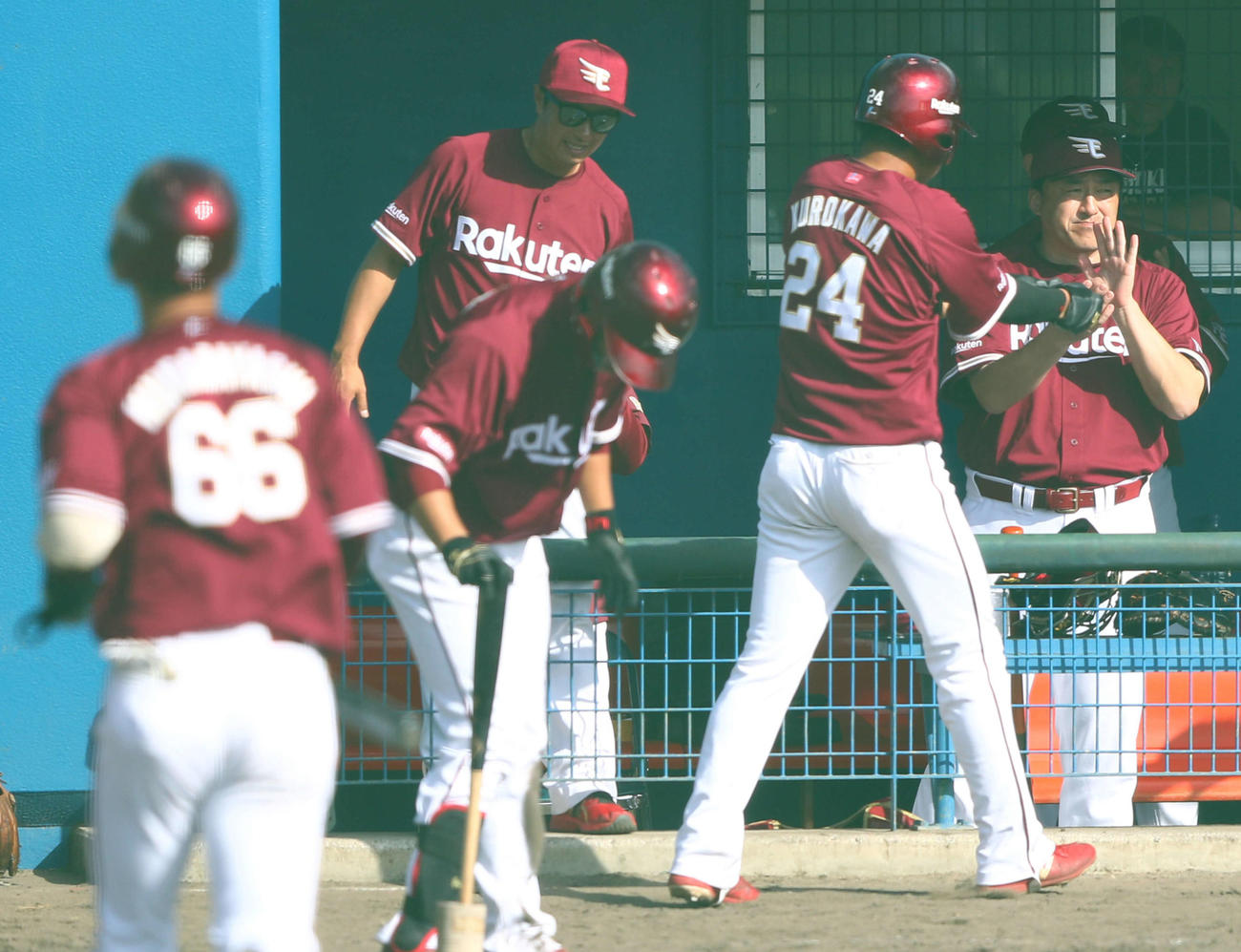 ヤクルト対楽天　8回表楽天無死満塁、村林（左）の左犠飛で生還する黒川（中央右）を迎える石井監督（撮影・河田真司）