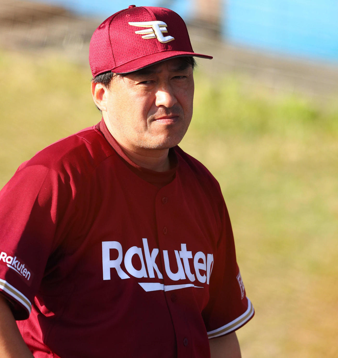 ヤクルト対楽天　ヤクルトに敗れ、ベンチ前ミーティングで険しい表情を浮かべる石井監督（撮影・河田真司）