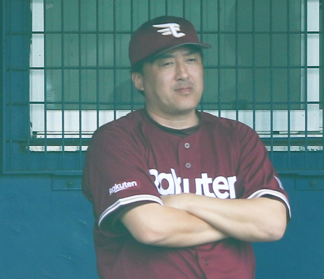 ヤクルト対楽天　2回裏ヤクルト2死満塁、押し出しを許し険しい表情の石井監督（撮影・河田真司）