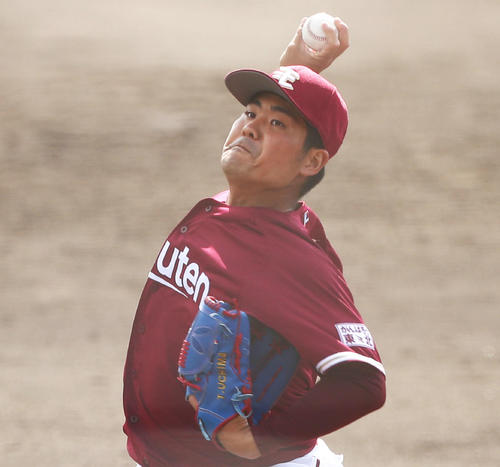 ヤクルト対楽天　4回裏ヤクルトの攻撃から登板する内間（撮影・河田真司）