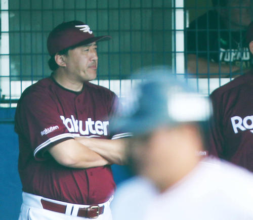 ヤクルト対楽天　7回裏ヤクルト1死一、三塁、太田に左前適時打を許し、外野の方向を見つめる石井監督。手前は生還する村上（撮影・河田真司）