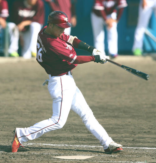 ヤクルト対楽天　8回表楽天無死満塁、左犠飛を放つ村林（撮影・河田真司）