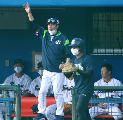 ヤクルト対楽天　9回裏ヤクルト2死二塁、代走を告げる高津監督（撮影・河田真司）