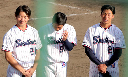 試合後ミーティングで笑顔を見せる、左から木沢、古賀、山野（撮影・河田真司）
