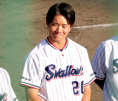 ヤクルト対楽天　試合後ミーティングに臨む木沢（撮影・河田真司）