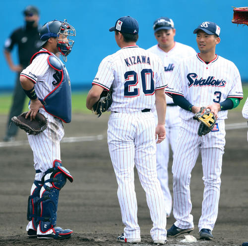 ヤクルト対楽天　3回表楽天1死一、二塁、小深田に四球を許し、マウンドに集まり木沢（中央）と言葉を交わす中村（左）。右は西浦、奥は村上（撮影・河田真司）