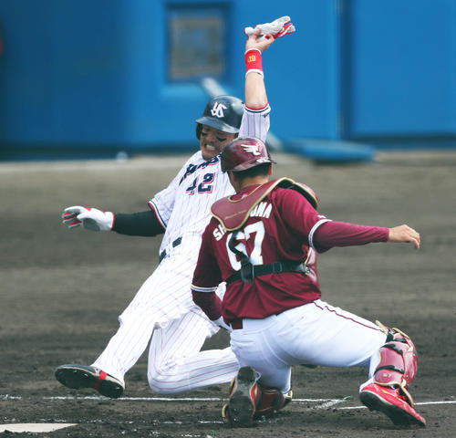 2回裏ヤクルト無死一塁、西浦が右中間に先制適時二塁打を放ち生還する坂口。捕手下妻（撮影・河田真司）