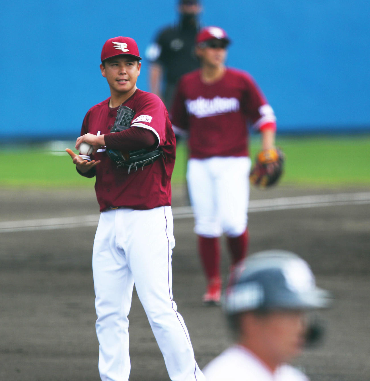 ヤクルト対楽天　2回裏ヤクルト2死満塁、山田（手前）の四球で押し出しを許す藤井（撮影・河田真司）