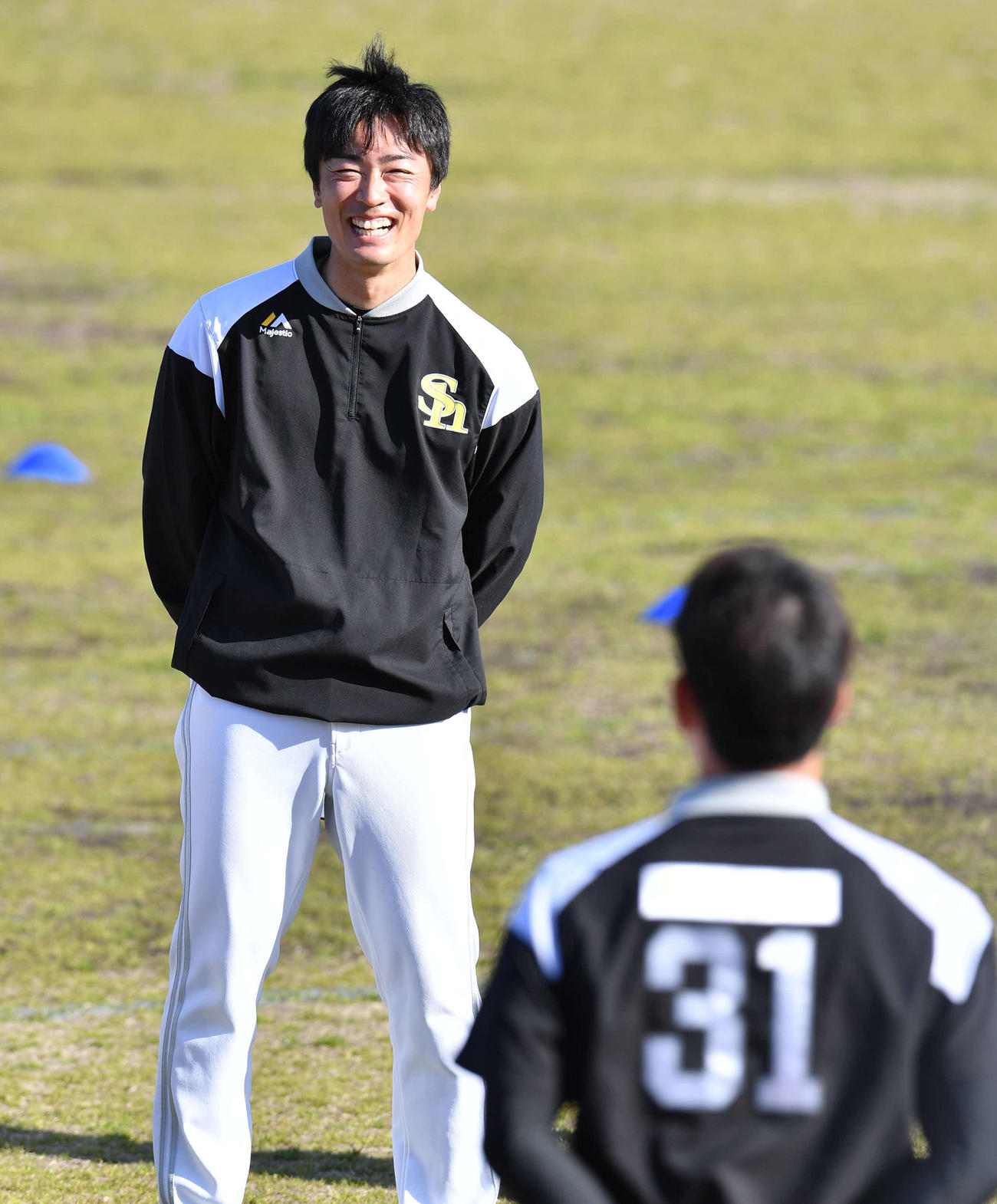 40歳の誕生日を迎え、朝の円陣で栗原（手前）からお祝いの言葉をかけられ笑顔を見せる和田（撮影・岩下翔太）