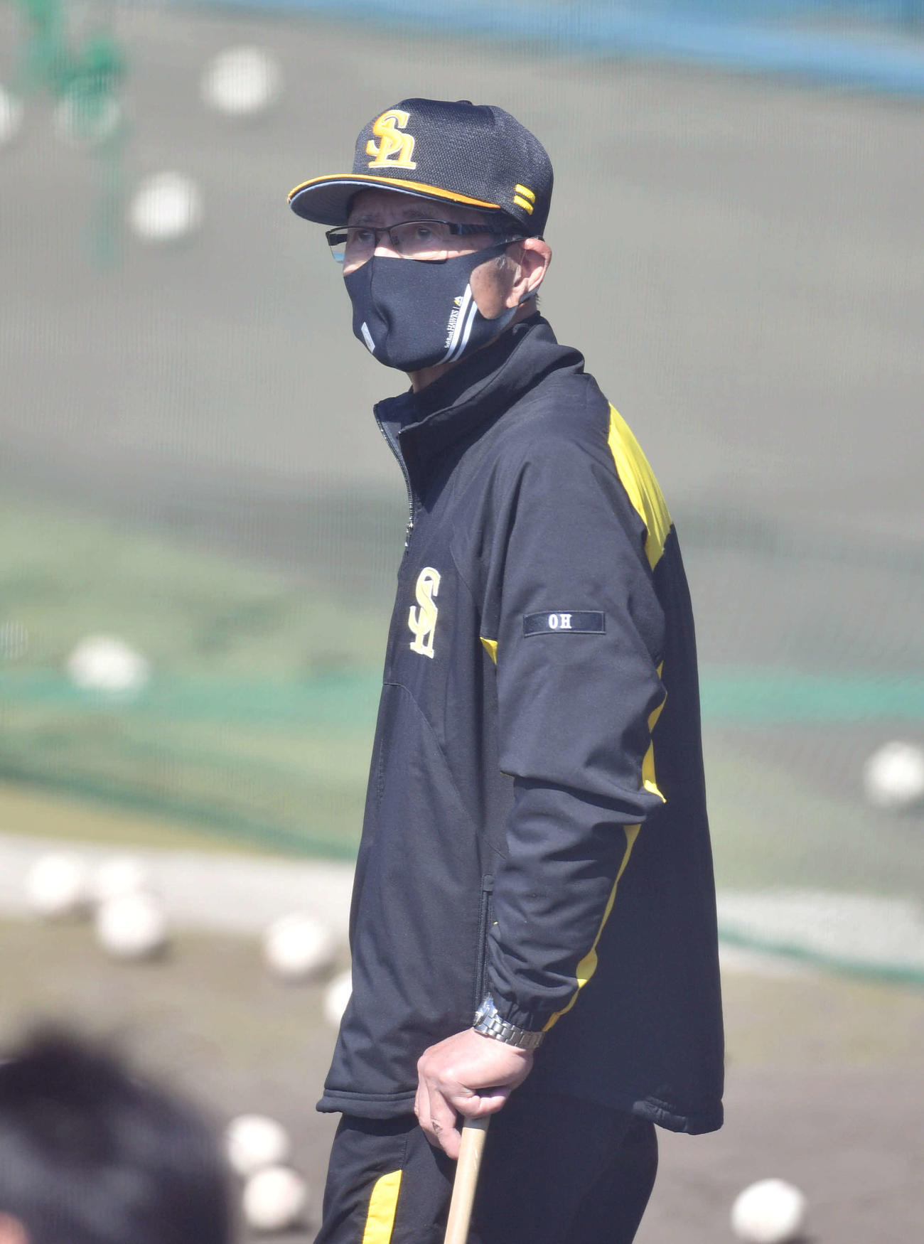 ナインの練習を見つめる王貞治球団会長（撮影・岩下翔太）