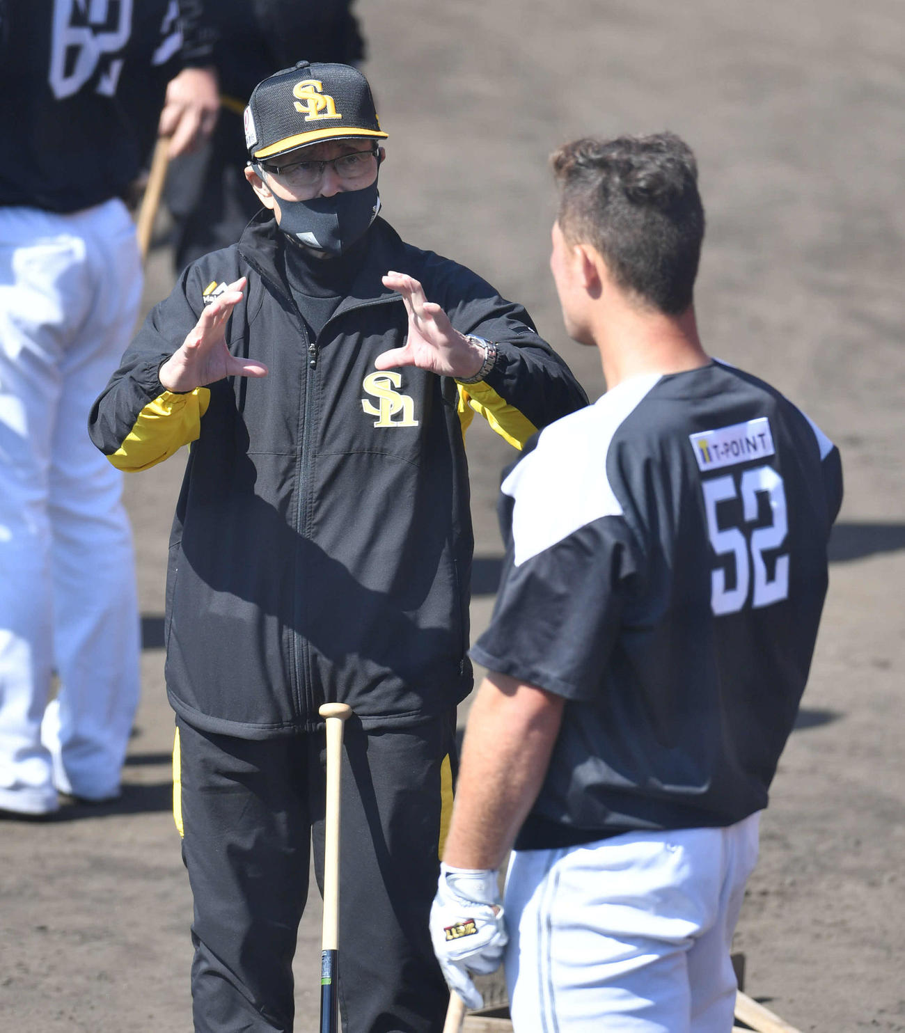 リチャード（右）に打撃指導をする王貞治球団会長（撮影・岩下翔太）
