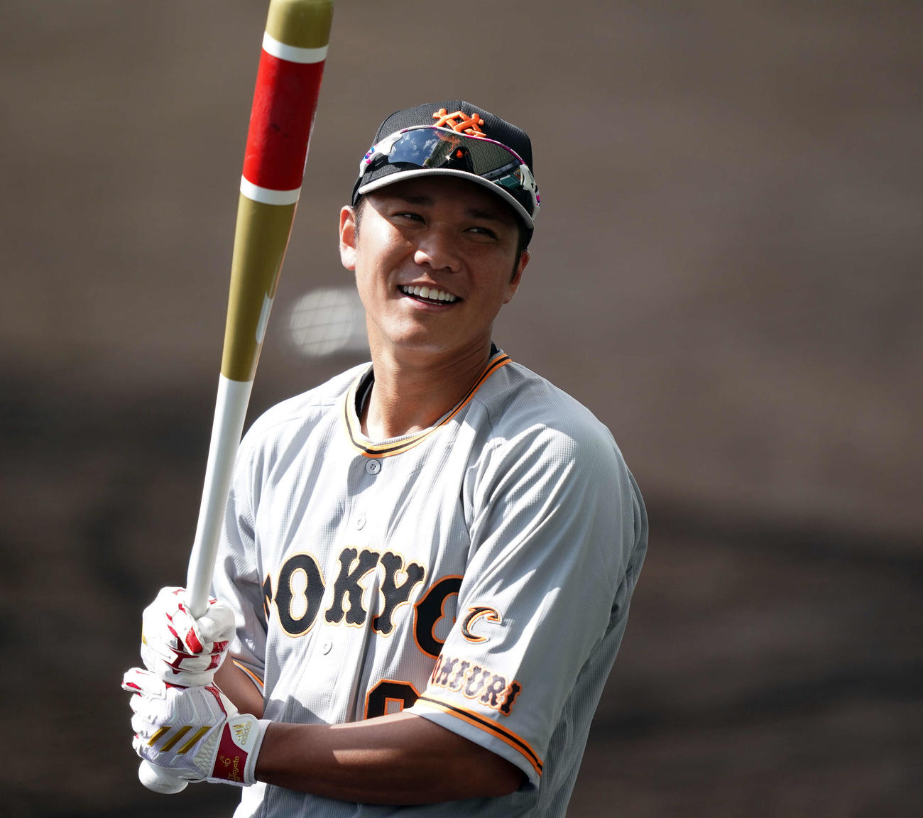ティー打撃の合間に笑顔の巨人坂本（撮影・鈴木みどり）