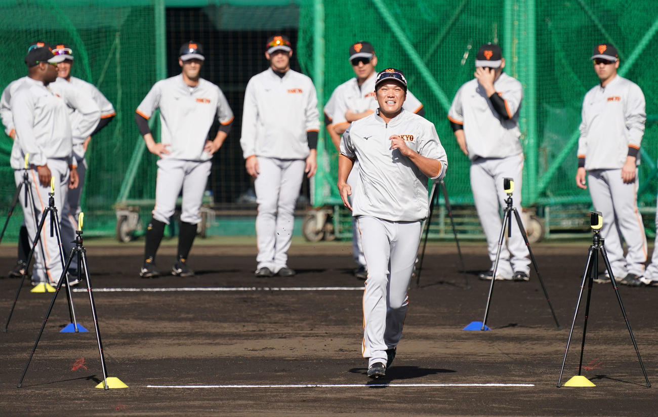 短距離のタイムを計測する巨人坂本（撮影・江口和貴）