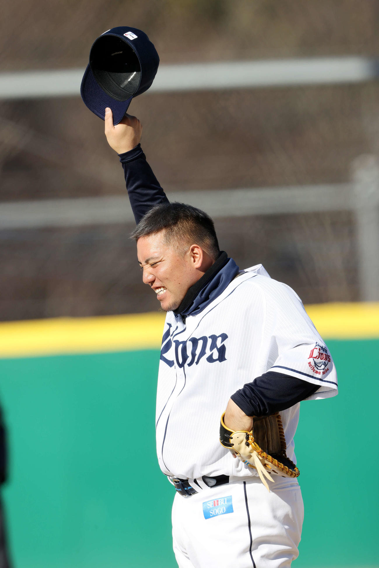 2月3日、キャッチボールで暴投し謝る西武山川