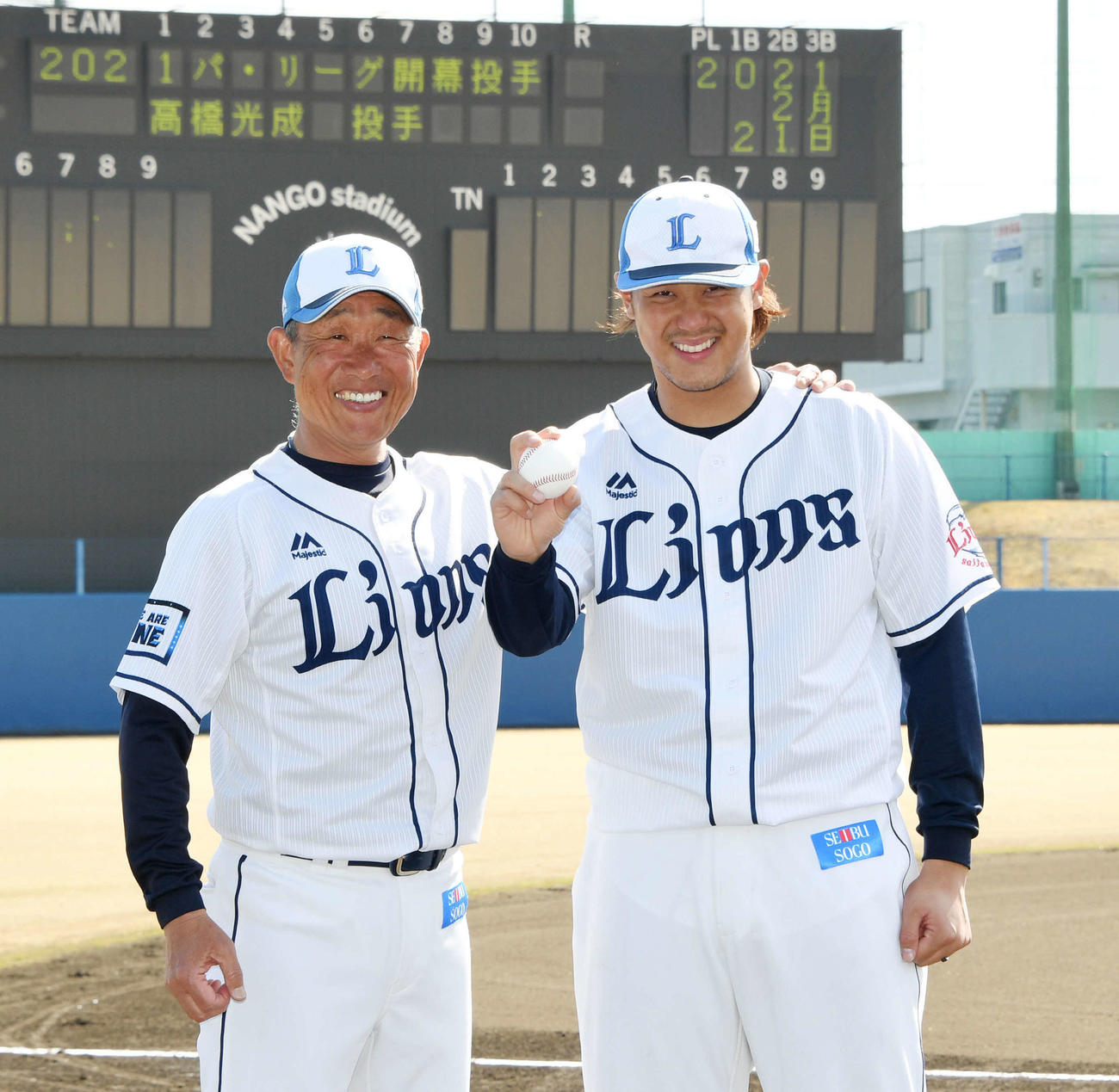 開幕投手に指名された西武高橋（右）は辻監督とポーズを決める（撮影・滝沢徹郎）